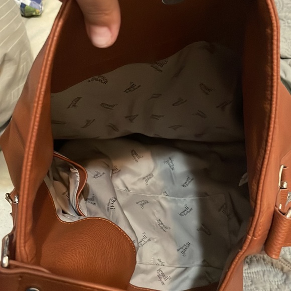 A large slouch bag with 2 inner side pockets and 2 inside pockets. - Picture 2 of 5